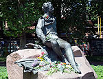 Цветы у памятника Пушкину